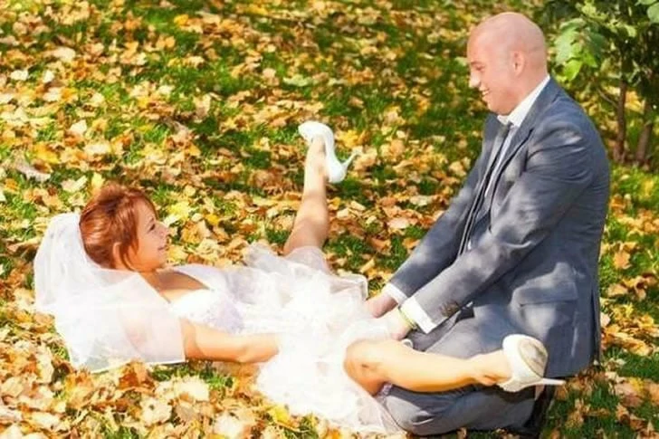 21 funny and playful wedding photos that will have you laughing non-stop.
