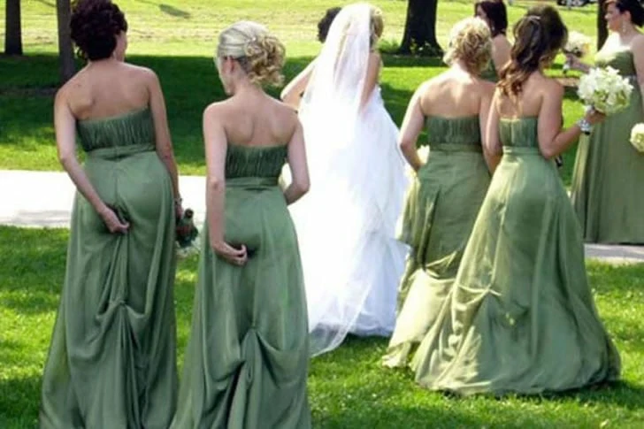 21 funny and playful wedding photos that will have you laughing non-stop.