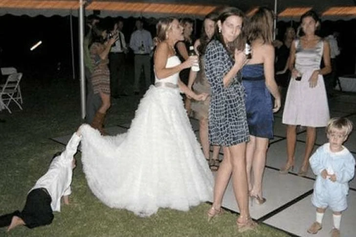 21 funny and playful wedding photos that will have you laughing non-stop.