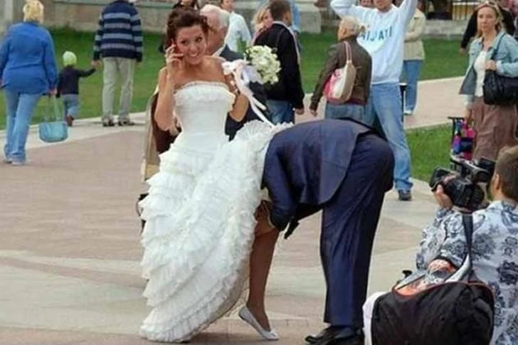 21 funny and playful wedding photos that will have you laughing non-stop.