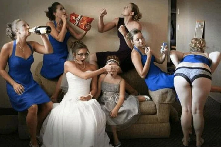 21 funny and playful wedding photos that will have you laughing non-stop.