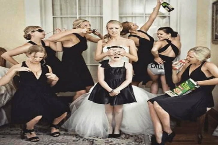 21 funny and playful wedding photos that will have you laughing non-stop.