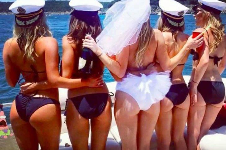 21 funny and playful wedding photos that will have you laughing non-stop.