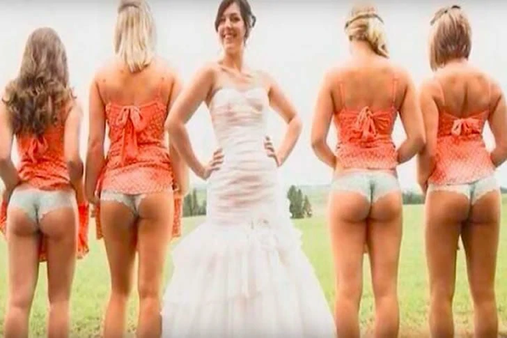 21 funny and playful wedding photos that will have you laughing non-stop.