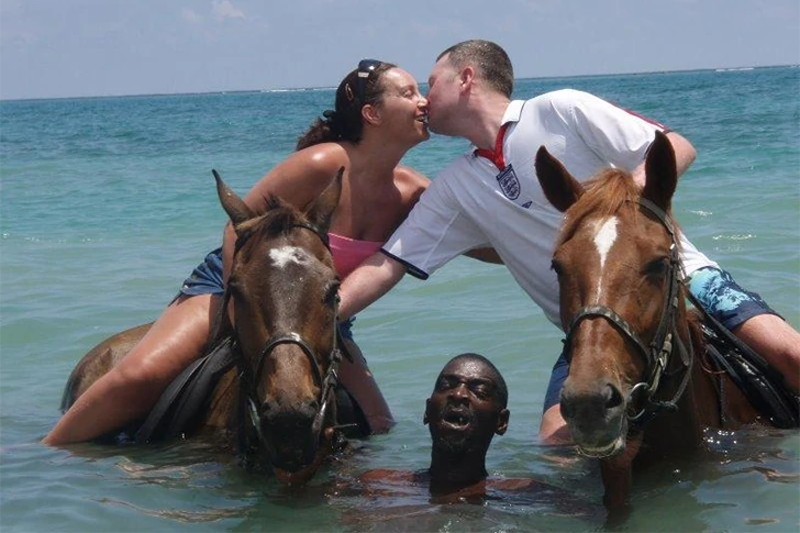 39 Awkward Vacation Photos You Absolutely Should See