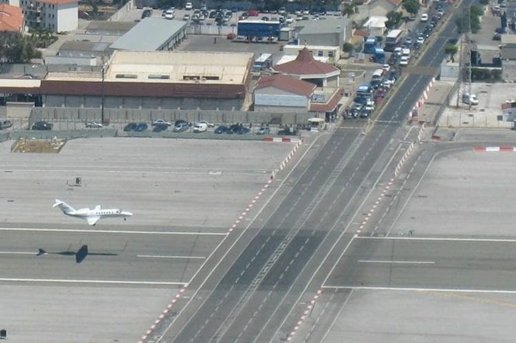 42 Unusual Airport Photos