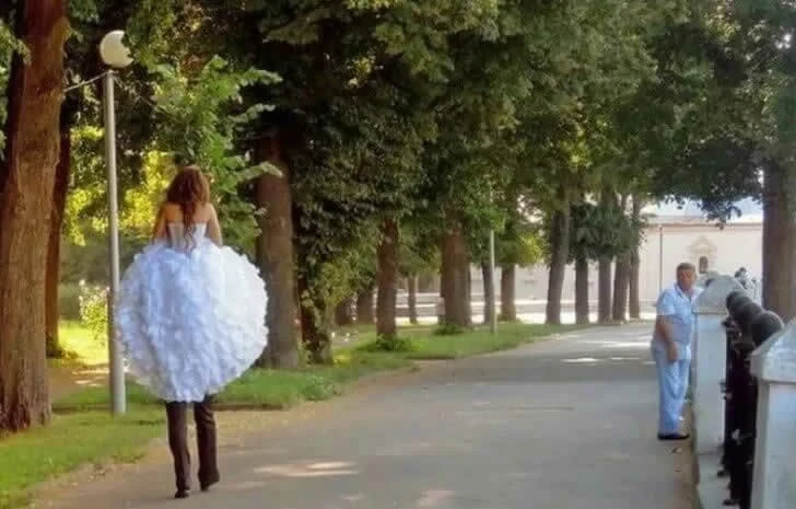 Funny wedding photos make people feel sorry for the bride and groom