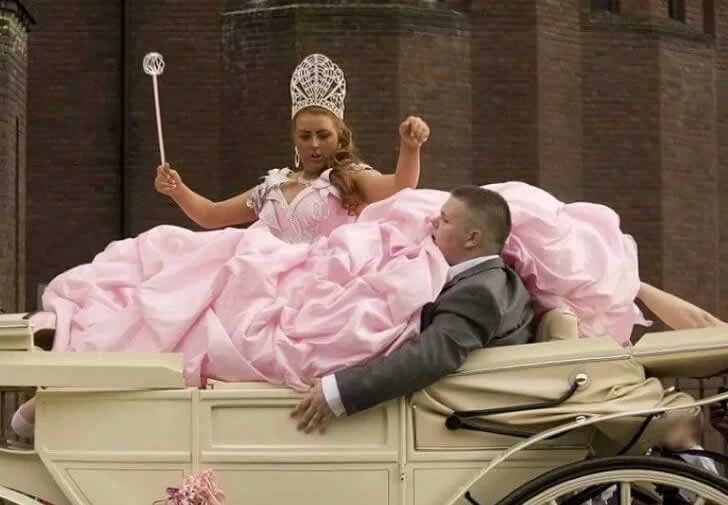 Funny wedding photos make people feel sorry for the bride and groom