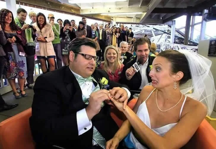Funny wedding photos make people feel sorry for the bride and groom
