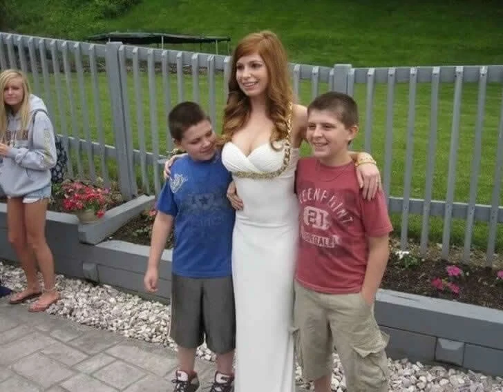 Funny wedding photos make people feel sorry for the bride and groom