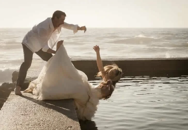 Funny wedding photos make people feel sorry for the bride and groom