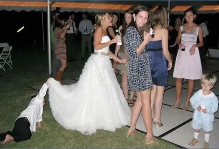 Funny wedding photos make people feel sorry for the bride and groom