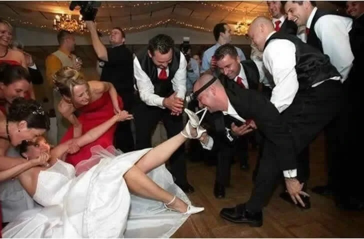 Funny wedding photos make people feel sorry for the bride and groom