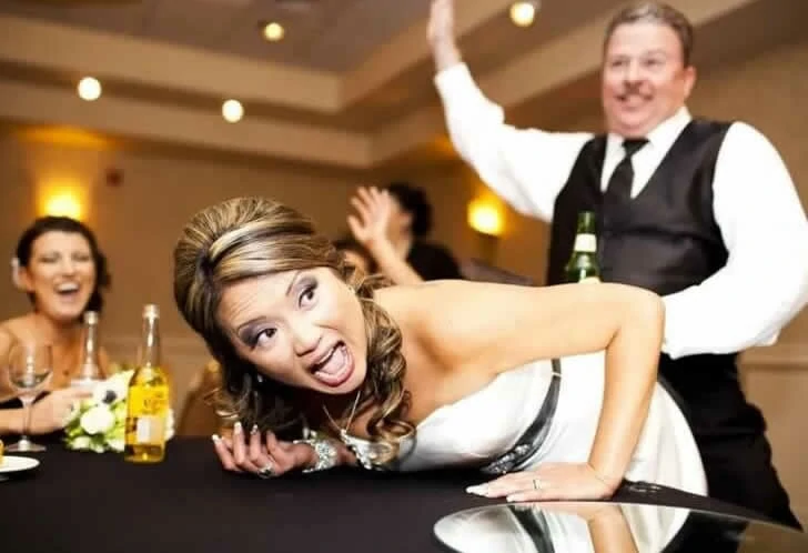 Funny wedding photos make people feel sorry for the bride and groom