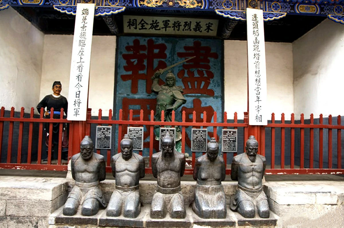 Descendants of Qin Hui demand the removal of their ancestor's kneeling statue!But experts say the removal is not allowed.