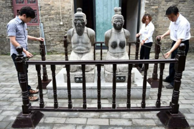 Descendants of Qin Hui demand the removal of their ancestor's kneeling statue!But experts say the removal is not allowed.