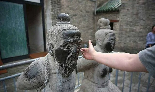 Descendants of Qin Hui demand the removal of their ancestor's kneeling statue!But experts say the removal is not allowed.