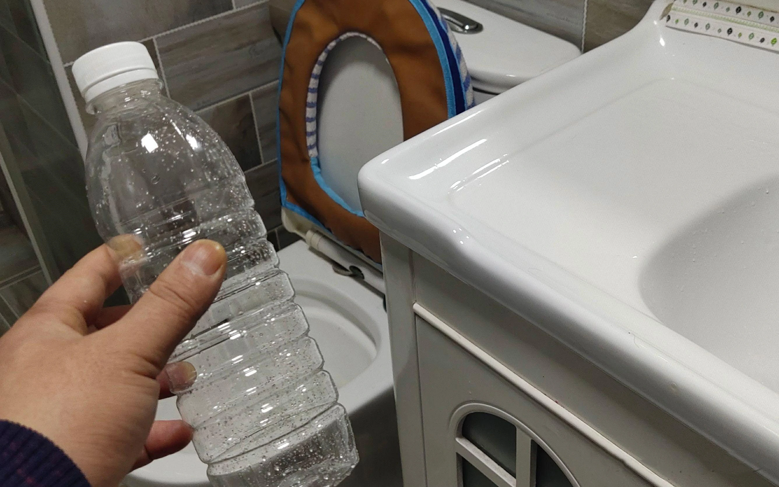 Removing ice cubes from the refrigerator only requires a plastic bottle.