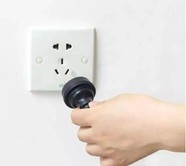 Removing ice cubes from the refrigerator only requires a plastic bottle.