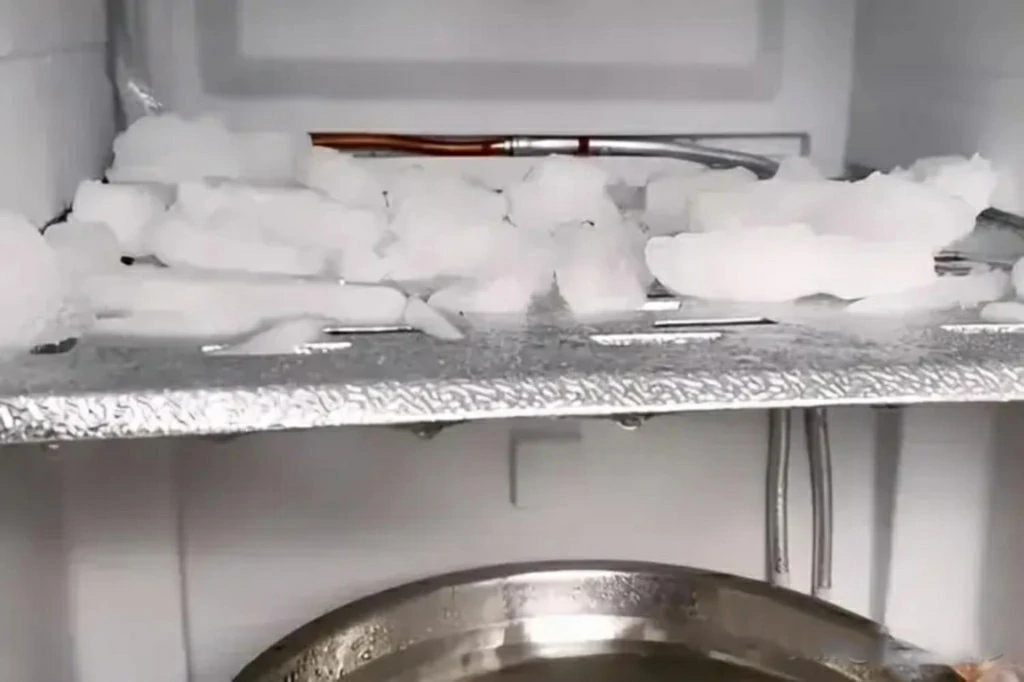 Removing ice cubes from the refrigerator only requires a plastic bottle.