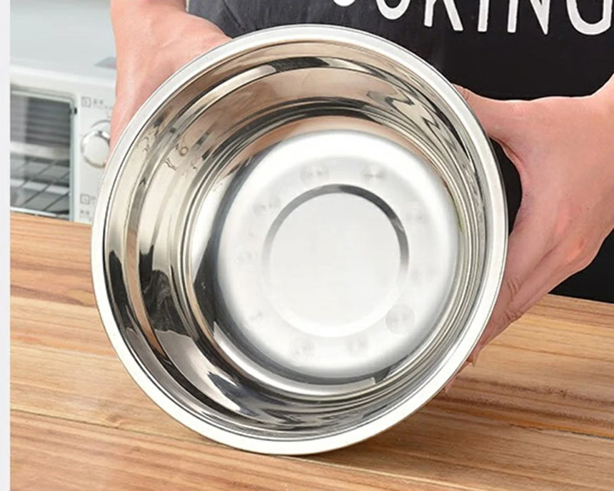 Removing ice cubes from the refrigerator only requires a plastic bottle.