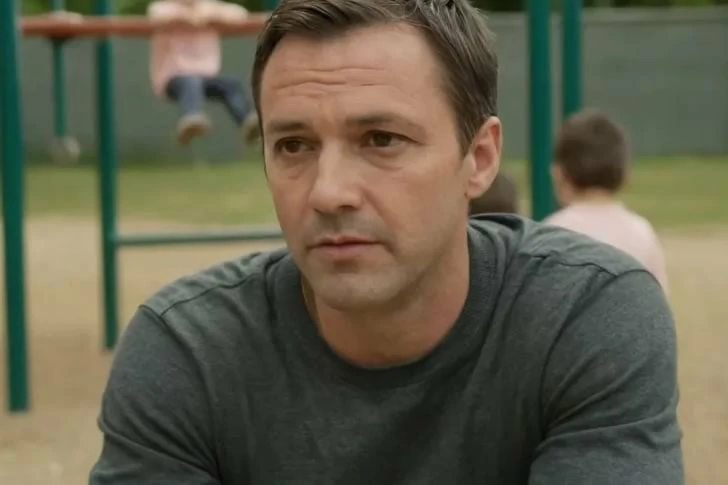 Ehemann lässt sich von seiner Frau scheiden, nachdem sie ein schwarzes Kind zur Welt gebracht hat. Ihr Geheimnis wird 10 Jahre später enthüllt