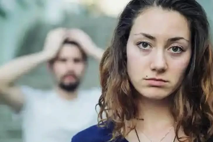 The waitress wrote a letter to her father without her mother's knowledge