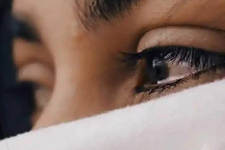 The waitress wrote a letter to her father without her mother's knowledge