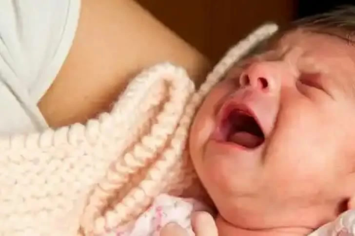 The waitress wrote a letter to her father without her mother's knowledge