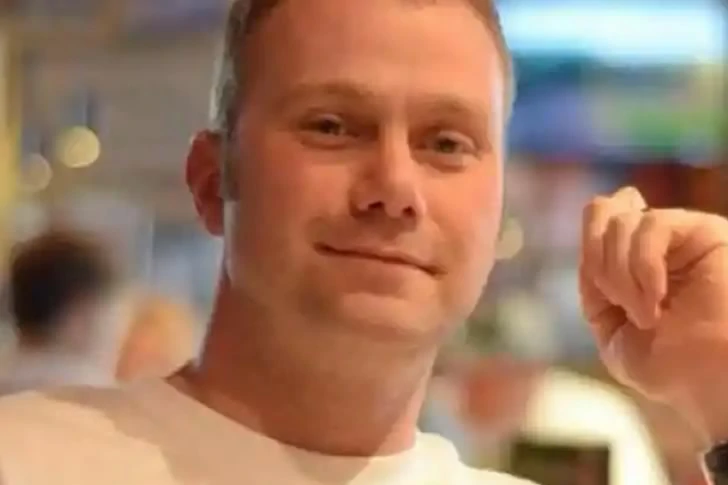 The waitress wrote a letter to her father without her mother's knowledge