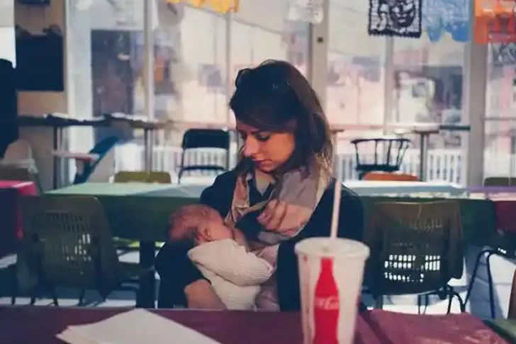 The waitress wrote a letter to her father without her mother's knowledge