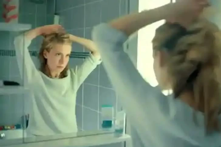 The waitress wrote a letter to her father without her mother's knowledge