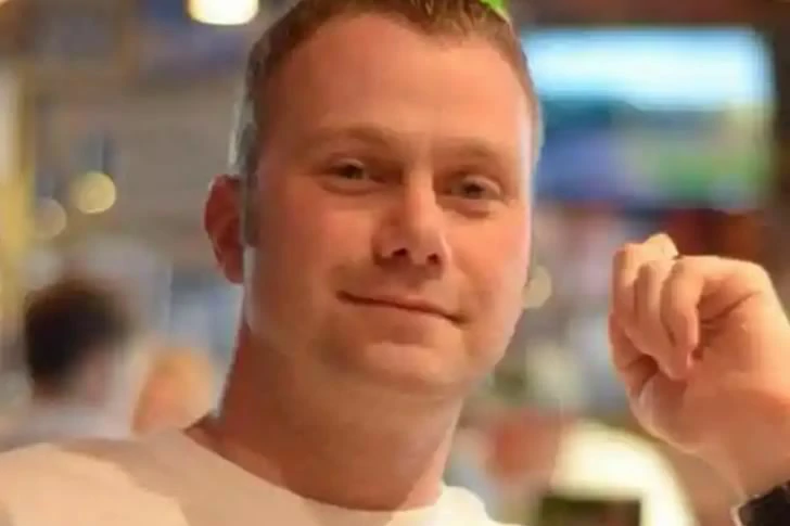 The waitress wrote a letter to her father without her mother's knowledge