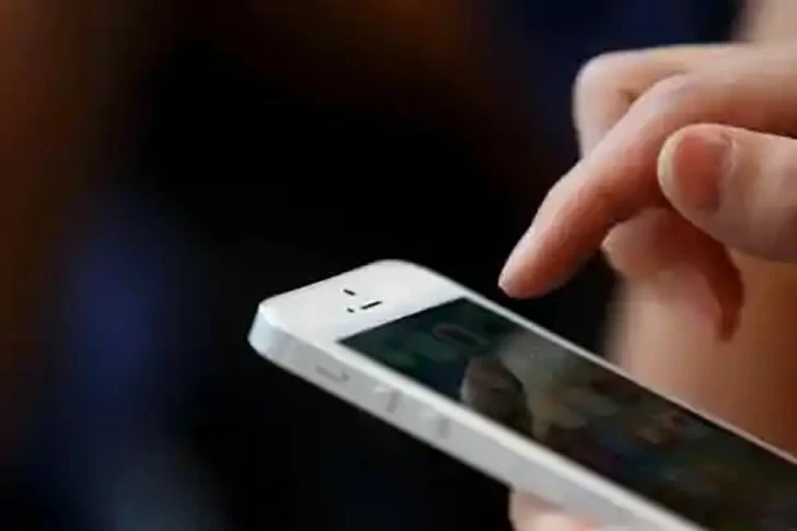 The waitress wrote a letter to her father without her mother's knowledge