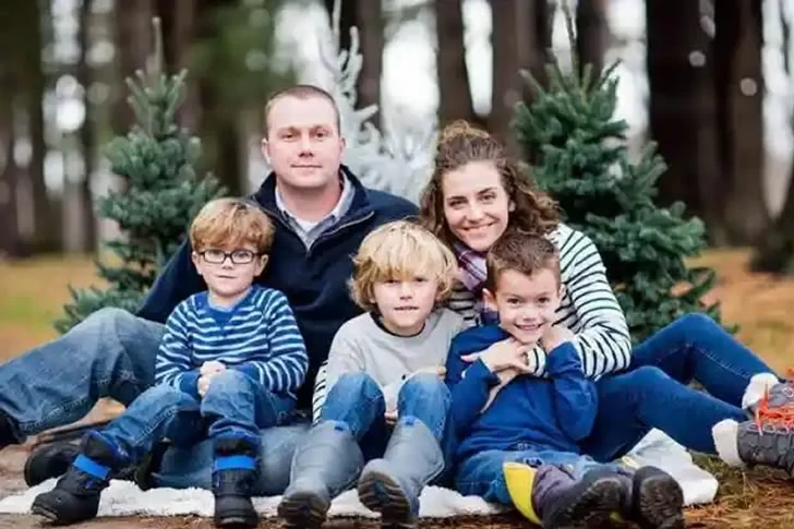 The waitress wrote a letter to her father without her mother's knowledge