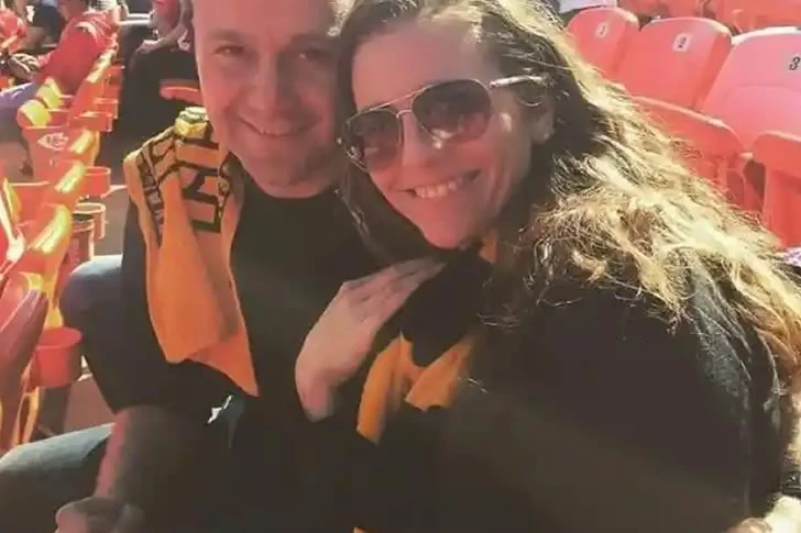 The waitress wrote a letter to her father without her mother's knowledge