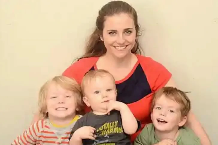 The waitress wrote a letter to her father without her mother's knowledge