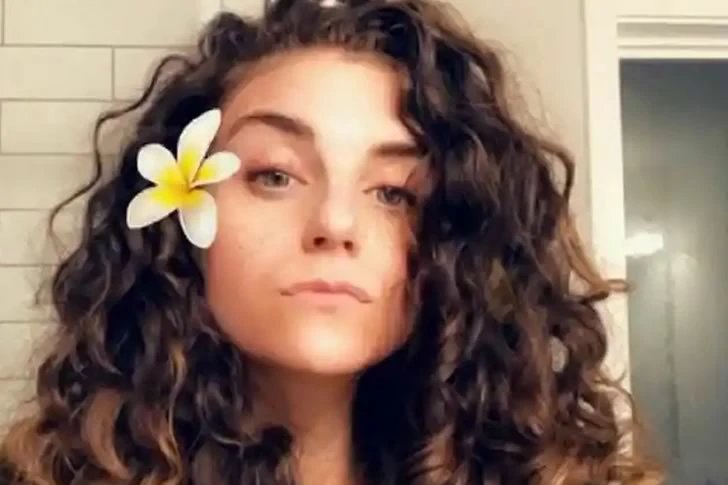 The waitress wrote a letter to her father without her mother's knowledge