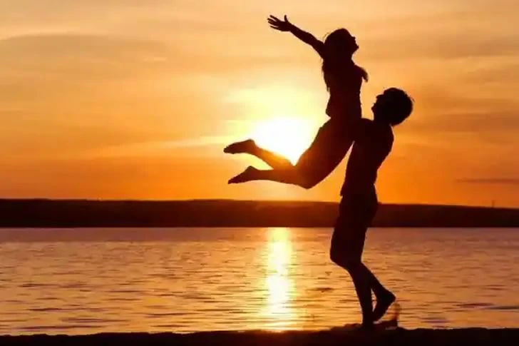 The waitress wrote a letter to her father without her mother's knowledge