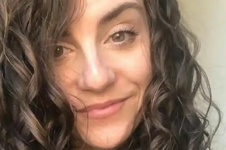 The waitress wrote a letter to her father without her mother's knowledge