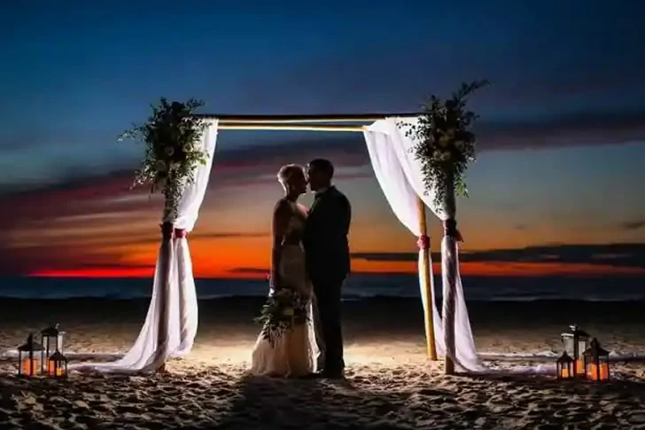 The waitress wrote a letter to her father without her mother's knowledge