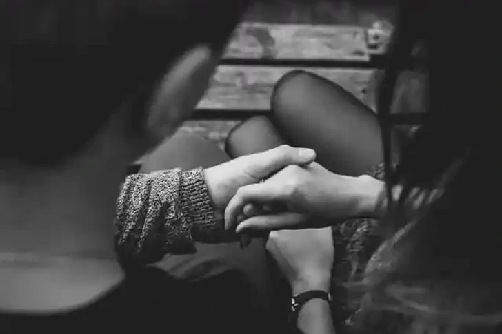 The waitress wrote a letter to her father without her mother's knowledge