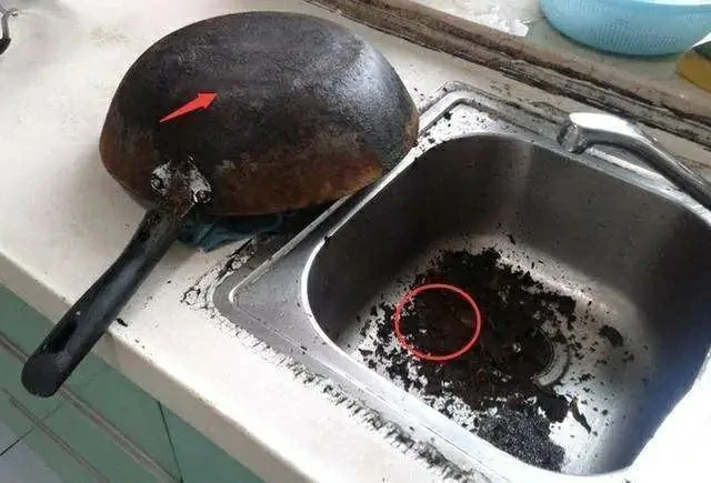What to do if the bottom of the pot is burnt?